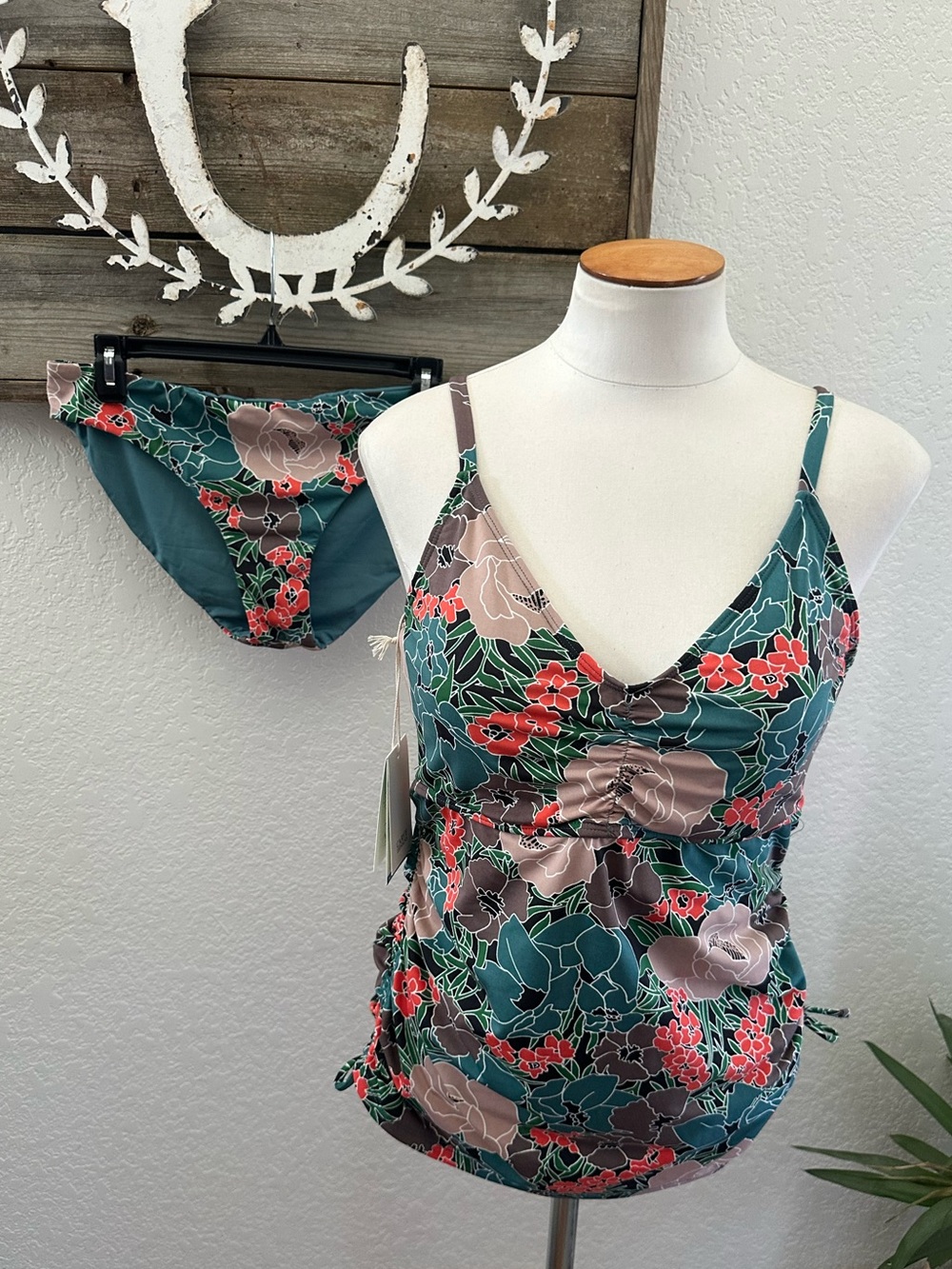 Carve designs tankini two piece swimsuit ladies size 36DD Medium NWT